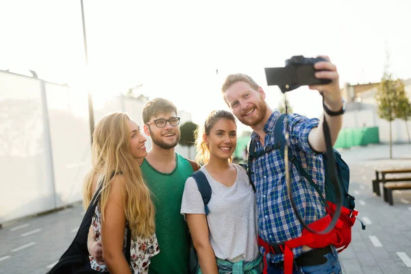 Selfie alma ve gülen genç mutlu öğrenciler