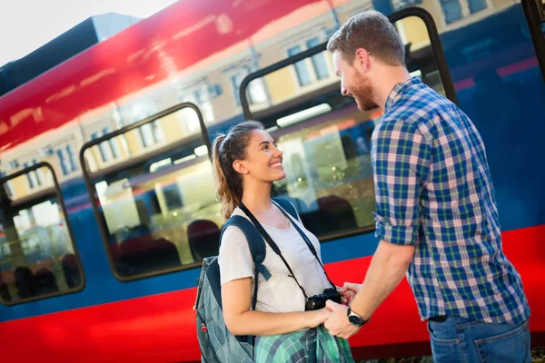 Uzun ayrılıktan sonra tekrar aşk toplantıda Çift
