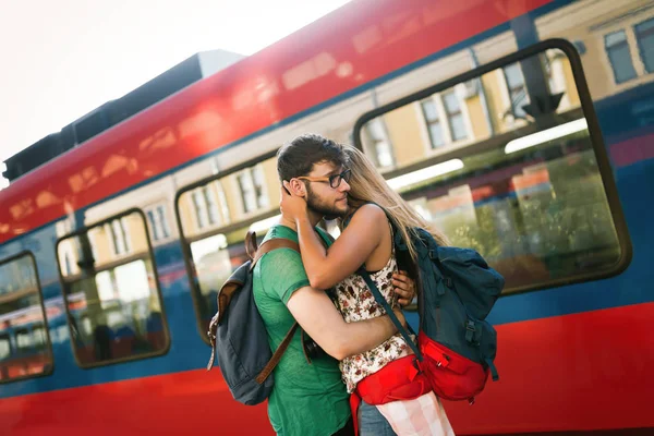 Erkek farewall erkek arkadaşına diyor ve goes uzağa