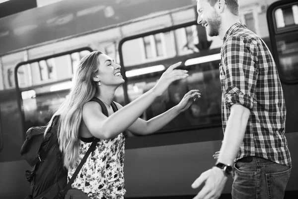 Par Kärlek Reunion Efter Resenären Anländer — Stockfoto