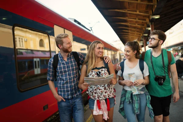 Mutlu turist trenle seyahat grup