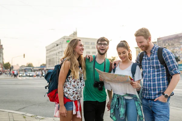 Turiști Fericiți Care Călătoresc Vizitează Obiective Turistice Oraș — Fotografie, imagine de stoc