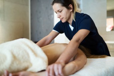 Spa Resort istemcide çalışan profesyonel masör