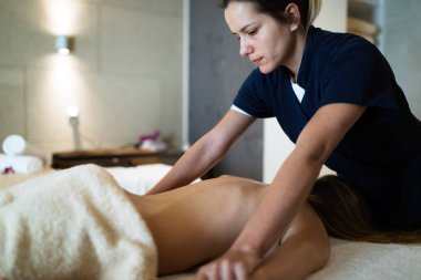 Spa Resort istemcide çalışan profesyonel masör