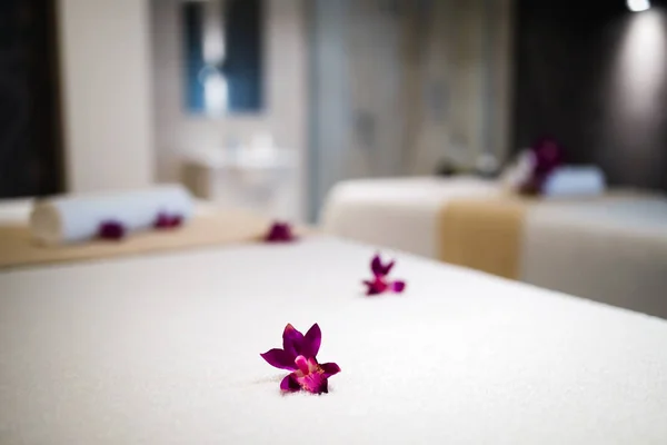 Fleurs Décorant Des Lits Massage Dans Saloon Spa — Photo