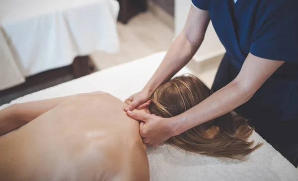 Tratamento Massagem Alívio Estresse Por Massagista Spa Bem Estar — Fotografia de Stock