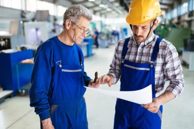 Öğretim bilgisayarlı Çıraklar için kullanım cnc metal işleme makineleri fabrikasında mühendis