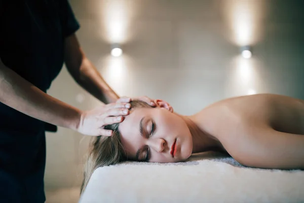 Föryngrande Avslappnande Massage Massör Massage Saloon — Stockfoto