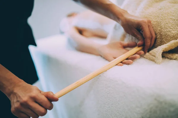 Thailändsk Massage Terapeut Att Behandla Patienten Hälso Och Salong — Stockfoto