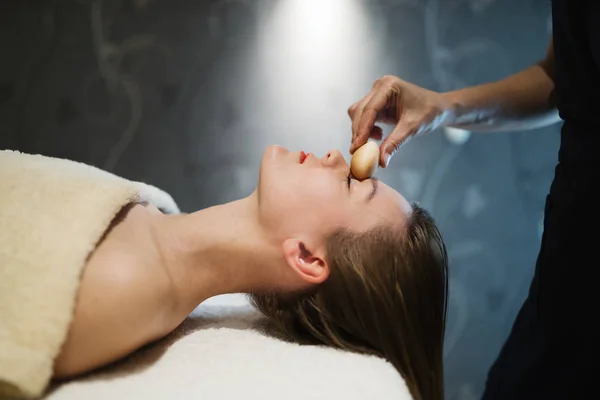 Masseur Massant Visage Avec Des Objets Bois Chauffés — Photo