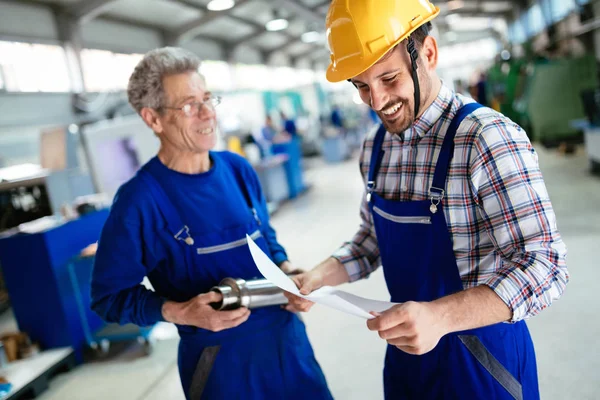 Ingegnere Che Insegna Agli Apprendisti Utilizzare Macchine Computerizzate Lavorazione Dei — Foto Stock