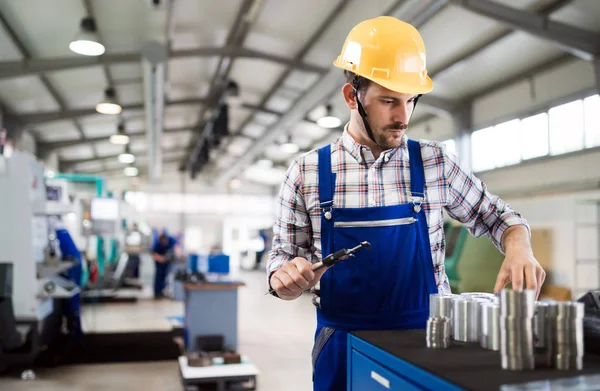 Demir çelik metal Sanayi Fabrikası erkek işçi ve kalite kontrol muayene