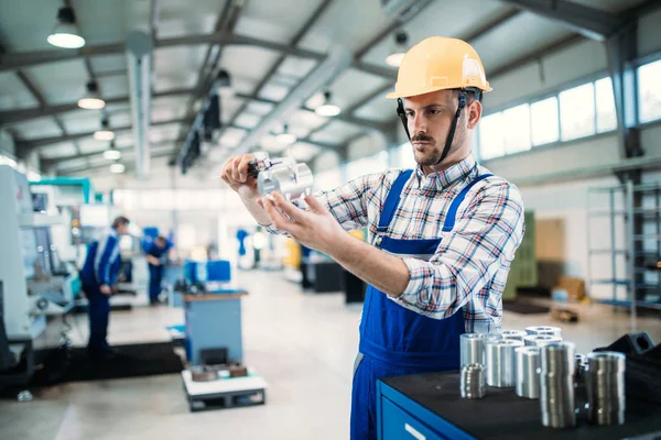 Operador Máquina Industrial Moderno Que Trabalha Fábrica Indústria Metal — Fotografia de Stock