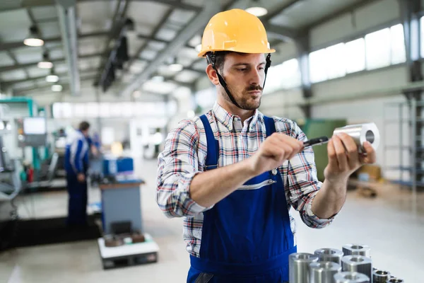 Moderno Operatore Macchine Industriali Che Lavora Nella Fabbrica Dell Industria — Foto Stock