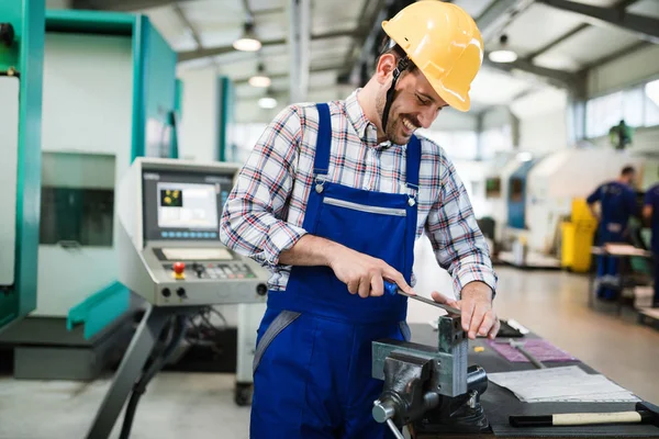 Operador Máquina Industrial Moderno Que Trabalha Fábrica Indústria Metal — Fotografia de Stock