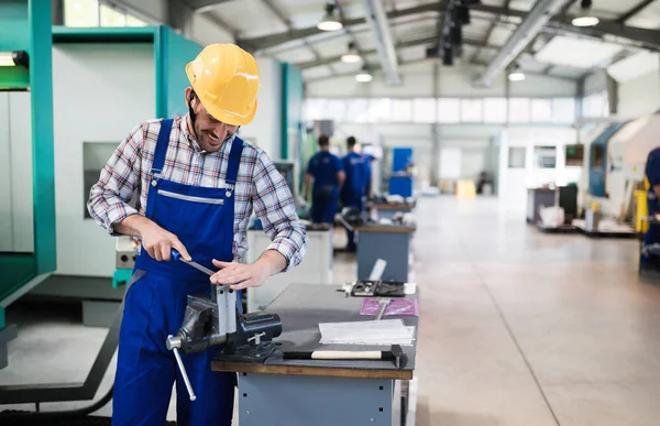 Przemysłowy Robotnik Pracuje Branży Produkcji Metalu — Zdjęcie stockowe