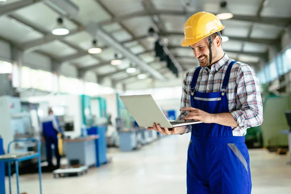 Técnico Trabalhando Fábrica Indústria Metal Fazendo Controle Qualidade — Fotografia de Stock