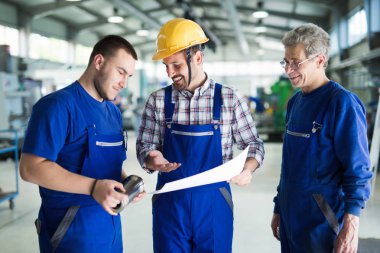 Öğretim bilgisayarlı Çıraklar için kullanım cnc metal işleme makineleri fabrikasında mühendis