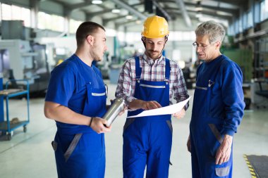 Grup tartışma Metal Sanayi fabrikasında mühendis