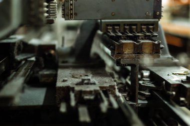 Eski tozlu örgü makinesi işlevi fabrikasında