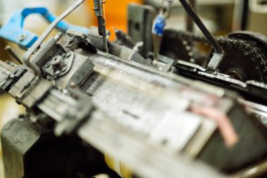 Eski tozlu örgü makinesi işlevi fabrikasında
