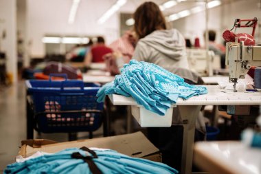 Dikiş makineleri oturan tekstil sektöründe çalışan işçi