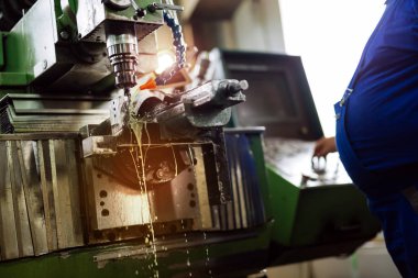 Otomobil endüstrisinde kullanılan bilgisayarlı metal Frezeleme