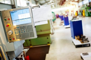 Metal parçalar CNC makineleri ile donatılmış imalat fabrikası