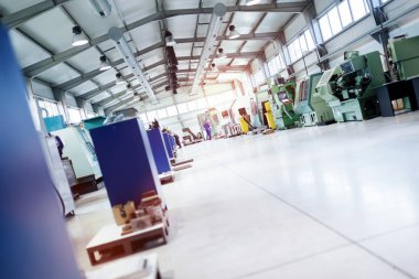 Metal parçalar CNC makineleri ile donatılmış imalat fabrikası