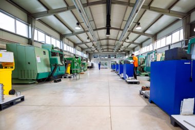 Cnc makine ve işçi endüstriyel fabrika
