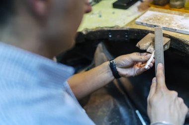 Genç Goldsmith çalışma