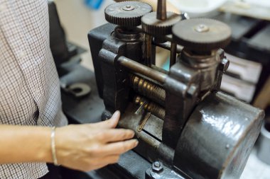 Bir basın yardımı ile metal işçiliği Goldsmith