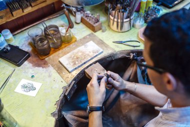 Genç ve akıllı şirin Kuyumcu Takı oluşturma