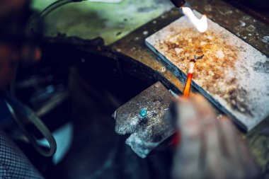 Genç ve akıllı Goldsmith çalışma ve takı oluşturma