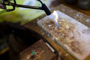 Goldsmith bir yüzük meşale ile çalışma