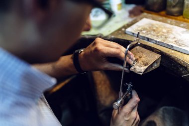 Genç ve akıllı şirin Kuyumcu Takı oluşturma