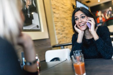 içme ve kafede konuşan kadın