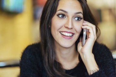 Güzel esmer Smartphone kullanarak