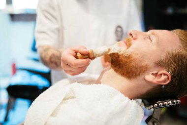 Saç sakal ve bıyık tedavisinde Kuaför Salonu