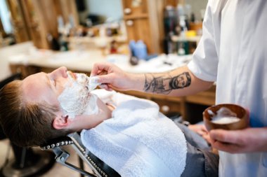 Saç sakal ve bıyık tedavisinde Kuaför Salonu