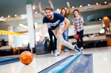 Arkadaşlar birlikte bowling ve speding zaman eğleniyor