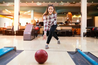 Kadın bowling topu atma