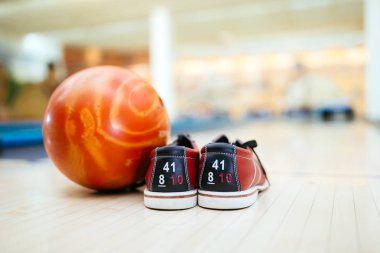 Bowling için gereken tek şey bir çift ayakkabı ve bir top