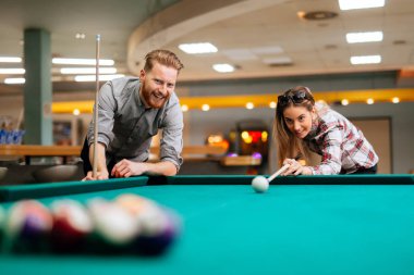 Güzel mutlu çift bilardo oynuyor.