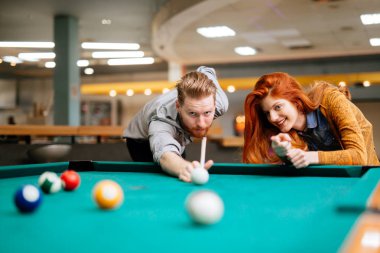 Bilardo ve bilardo kulübünde oynarken mutlu çift