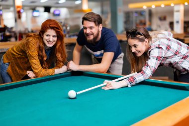 Mutlu arkadaş kulüpte Bilardo ve bilardo oynarken