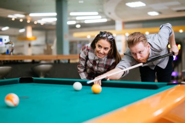 Güzel mutlu çift bilardo oynuyor.