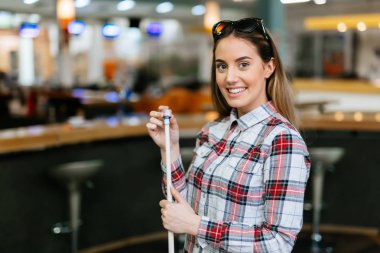 Güzel esmer tebeşir bilardo ıstakası