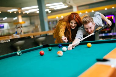 Bilardo ve bilardo kulübünde oynarken mutlu çift