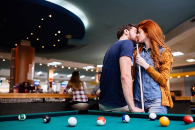 Güzel çift randevularında bilardo barda öpüşme